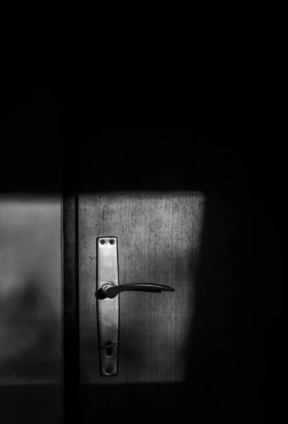 Ένα Κοντινό Πλάνο Μιας Ξύλινης Πόρτας Κάτω Από Φως Του — Φωτογραφία Αρχείου