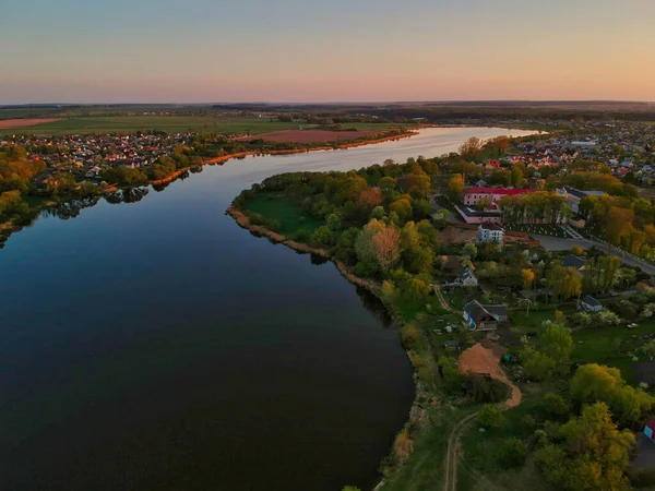 Hög Vinkel Skott Flod Och Byggnader Ett Landsbygdsområde — Stockfoto