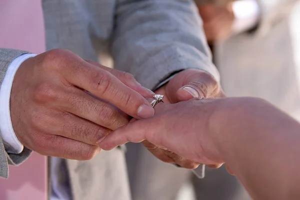 Жених Надевает Обручальное Кольцо Палец Невесты — стоковое фото