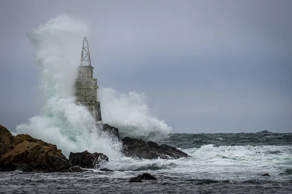 Tall Lighthouse Stormy Ocean Dark Storm Clouds — Stock Photo, Image