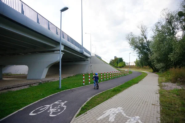 Poznan Polonia 2020 Percorso Bicicletta Con Bambino Bicicletta Accanto Ponte — Foto Stock