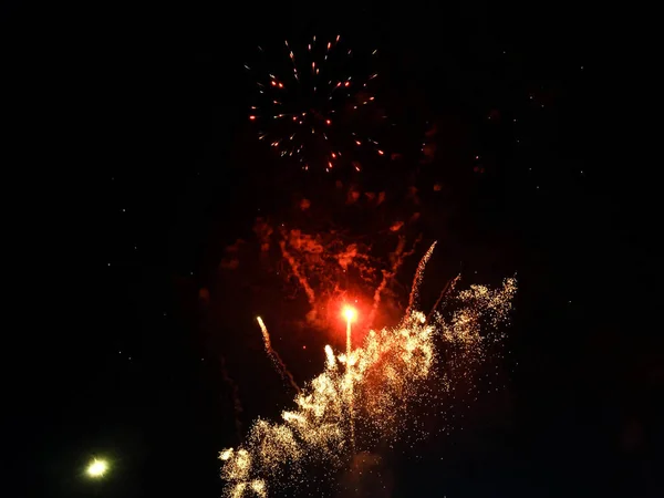 Tiro Ángulo Bajo Los Fuegos Artificiales Noche —  Fotos de Stock