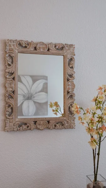 Espelho Retangular Modelado Refletindo Flores Vaso Pintura Flores Parede — Fotografia de Stock