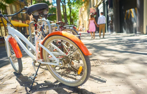 停在城市人行道上的一辆橙色自行车的特写镜头 — 图库照片