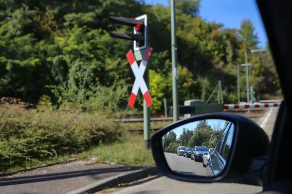 Egy Autó Oldalsó Tükörképe Vasúti Kereszteződésnél — Stock Fotó