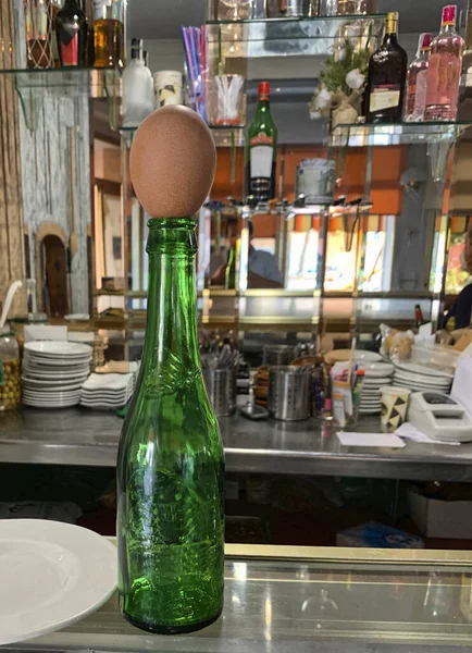 Μια Κάθετη Βολή Ενός Αυγού Στο Μπουκάλι Μπύρας — Φωτογραφία Αρχείου