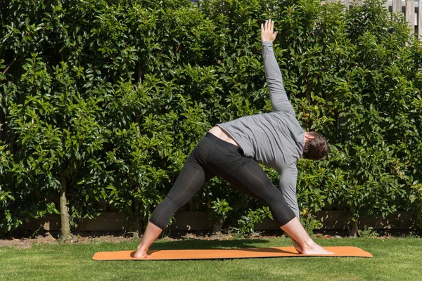 Hombre Joven Forma Practicando Yoga Haciendo Pose Triángulo Aire Libre —  Fotos de Stock