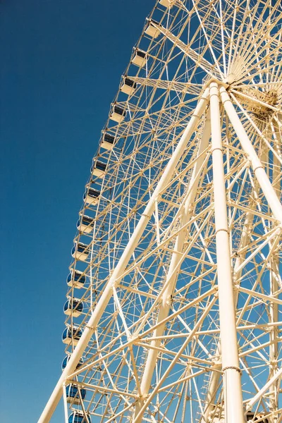 Colpo Verticale Angolo Basso Una Ruota Panoramica Durante Giorno — Foto Stock