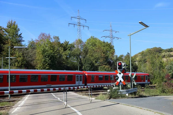 Barriär Vid Järnvägsövergången Med Ett Tåg Som Skär Genom — Stockfoto