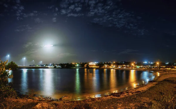 Озеро Освітленим Містом Ввечері — стокове фото