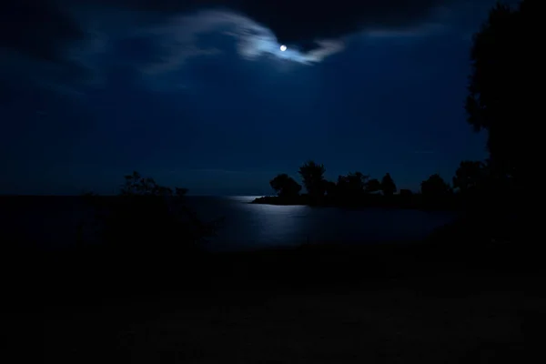 Vacker Natur Månen Reflekterar Det Fridfulla Havet — Stockfoto