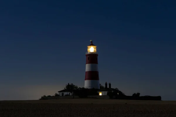 Een Vuurtoren Onder Donker Blauwe Lucht Nachts — Stockfoto