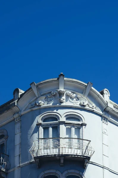 Colpo Basso Alto Edificio Bianco Con Sculture Portogallo — Foto Stock