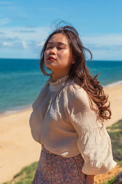 Genç Çekici Bir Asyalı Kadın Modelin Sahilde Güneş Işığının Tadını — Stok fotoğraf