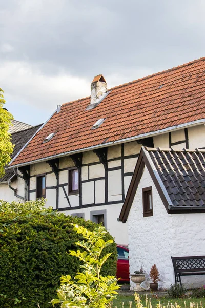 Vertikal Bild Fasad Ett Hus Molnig Himmel — Stockfoto