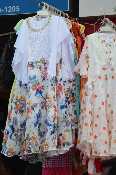 Bir Mağazada Asılı Renkli Elbiselerin Dikey Çekimi — Stok fotoğraf