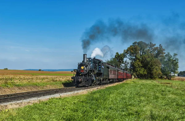 Vieux Train Sur Les Voies Ferrées Entouré Verdure Sous Soleil — Photo