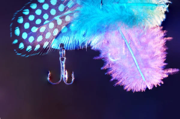 羽のデザインの魚のフックの選択的なフォーカスのクローズアップショット — ストック写真