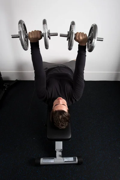 Disparo Vertical Macho Joven Forma Levantando Pesas Mancuerna Gimnasio —  Fotos de Stock