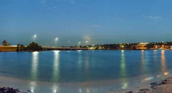 Lago Con Una Città Illuminata Sera — Foto Stock