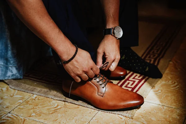 Las Manos Hombre Sujetando Cordón Zapato — Foto de Stock