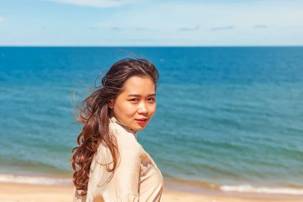 Genç Çekici Bir Asyalı Kadın Model Sahilde Poz Veriyor Arka — Stok fotoğraf