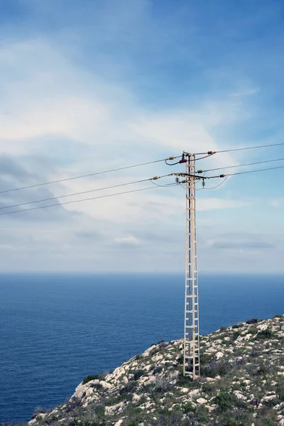 Ett Vertikalt Skott Ett Elektriskt Torn Nära Havet — Stockfoto