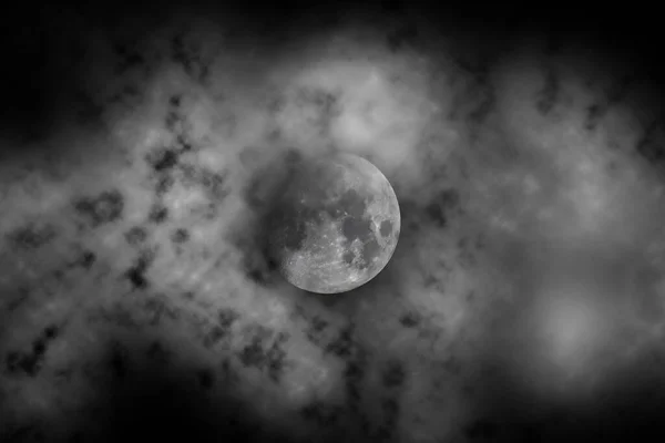 Strzał Księżyca Skali Szarości Ukrywający Się Ciemnymi Chmurami — Zdjęcie stockowe