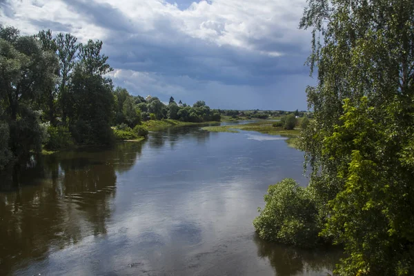 Zapierające Dech Piersiach Ujęcie Jeziora Polu Pochmurny Dzień — Zdjęcie stockowe