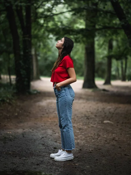 森林里一个白人女性的垂直镜头 — 图库照片