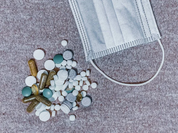 不同药丸的特写镜头和医疗面具 药物成瘾和处方概念 — 图库照片