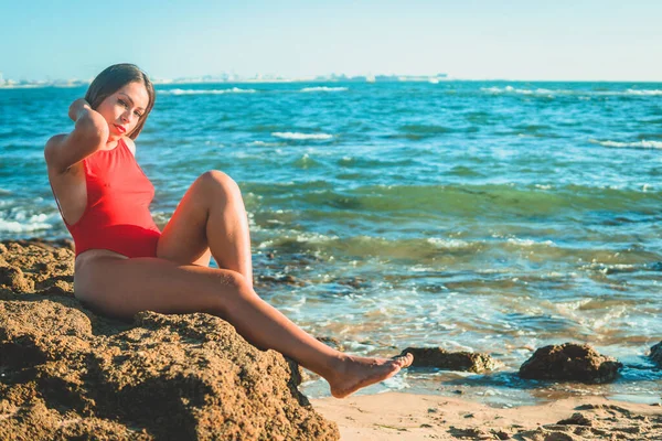Egy Sekélyes Fókuszkép Egy Szexi Nőről Bikiniben Tengerparton — Stock Fotó