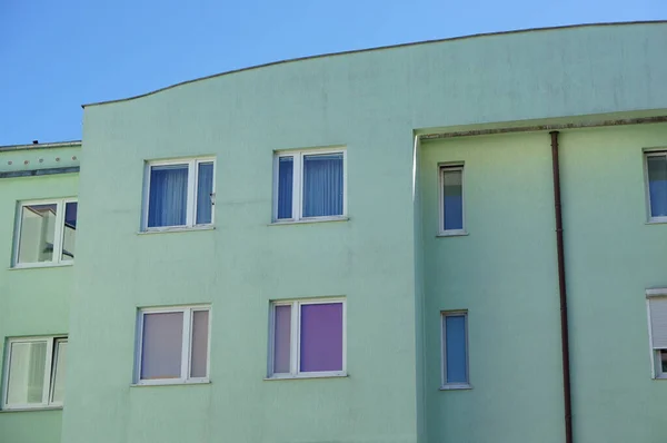 아파트 건물의 꼭대기를 클로즈업하는 — 스톡 사진