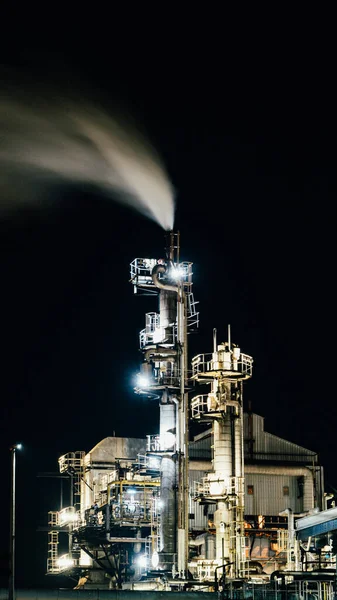Вертикальный Снимок Нефтеперерабатывающего Завода Светом Ночью — стоковое фото