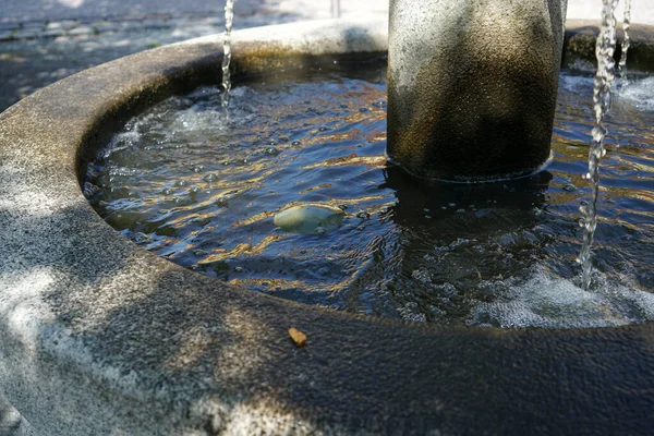 Избирательный Снимок Старой Колонны Питьевой Водой Общественном Парке — стоковое фото