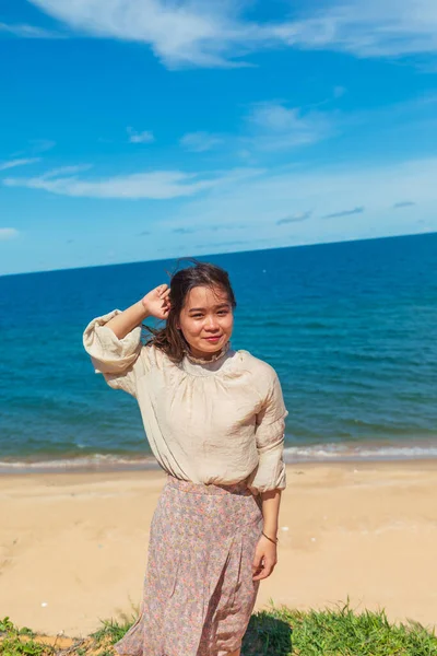 Sahilde Arka Planda Deniz Olan Genç Çekici Bir Asyalı Kadın — Stok fotoğraf