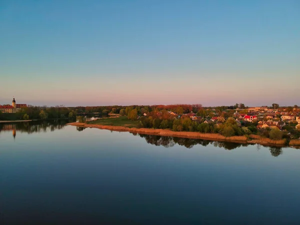 Чудовий Вигляд Несвіжа Мінській Області Білорусі Озером Під Час Заходу — стокове фото