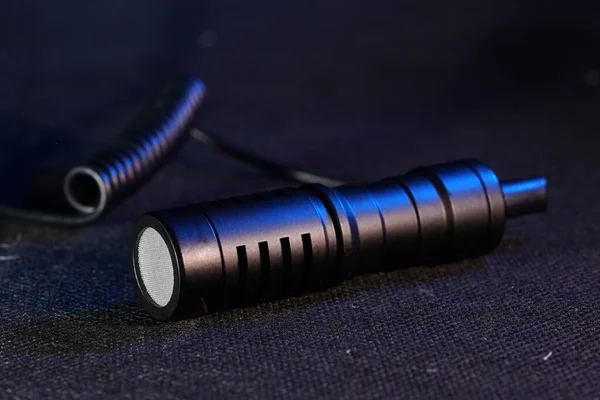 Detailní Záběr Moderního Mikrofonu Tmavém Pozadí — Stock fotografie