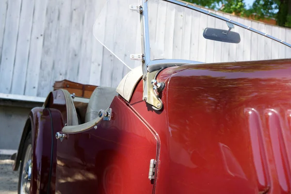 Primo Piano Una Macchina Epoca Rossa All Aperto — Foto Stock