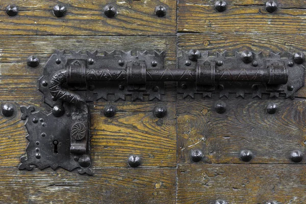Zbliżenie Dekoracyjnego Metalowego Zamka Drzwi Grunge Drewniane Drzwi — Zdjęcie stockowe