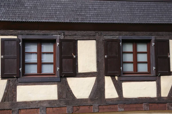 Een Closeup Van Open Van Hout Windows Rolluiken Van Een — Stockfoto