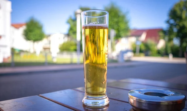 Nahaufnahme Eines Bierglases Auf Verschwommenem Hintergrund — Stockfoto