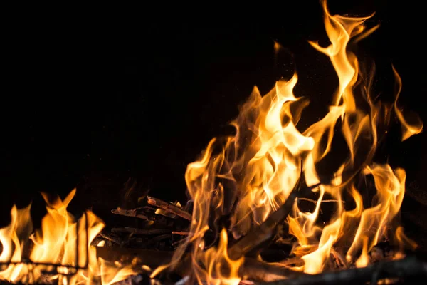Koyu Arkaplanda Yanan Ateşin Yakın Çekimi — Stok fotoğraf