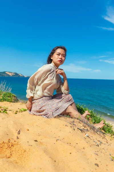 Függőleges Felvétel Egy Fiatal Vonzó Ázsiai Női Modellről Aki Homokon — Stock Fotó