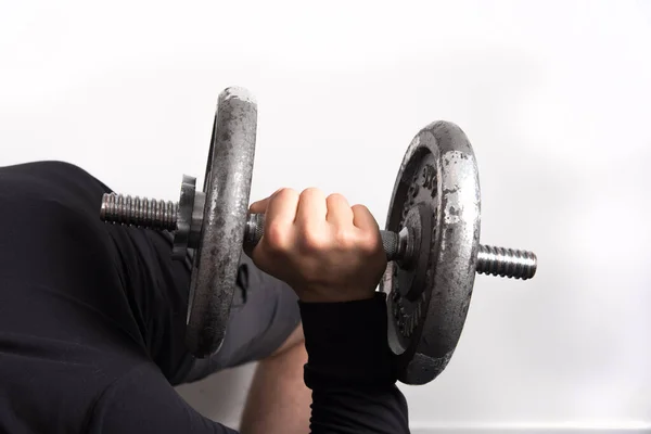 Primer Plano Macho Levantando Pesas Mancuerna Gimnasio —  Fotos de Stock