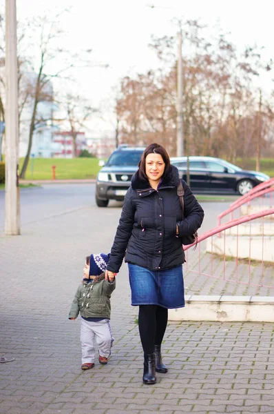 Poznan Polen Dec 2015 Vrouw Loopt Met Kind Hand Hand — Stockfoto