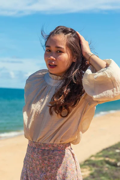 Genç Çekici Bir Asyalı Kadının Sahilde Poz Verirken Çekilmiş Dikey — Stok fotoğraf