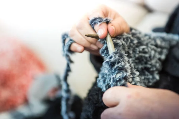 Een Close Shot Van Vrouwelijke Handen Breien Met Een Pluizige — Stockfoto