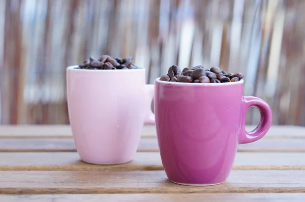 Mor Kupalar Içinde Taze Kavrulmuş Kahve Çekirdekleri — Stok fotoğraf