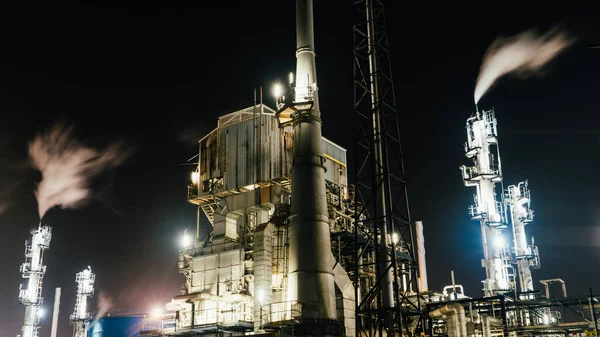 Una Hermosa Toma Una Refinería Petróleo Con Luz Por Noche —  Fotos de Stock